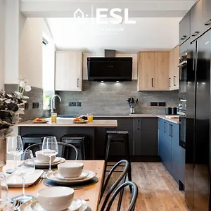 5 Bedroom Townhouse Perfectly Located 2 Mins Walk From The Train Station Chester